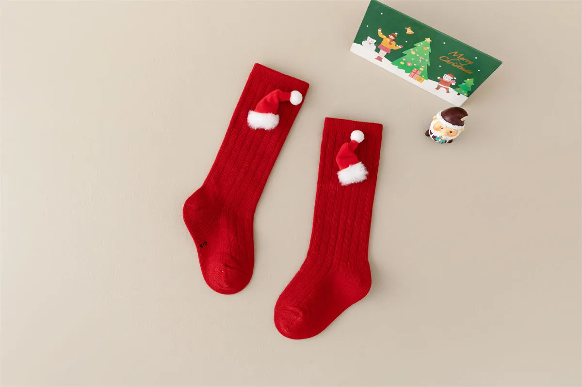Wholesale red Christmas baby socks featuring cute Santa hats for holiday B2B buyers. Wholesale red Christmas baby socks featuring cute Santa hats for holiday B2B buyers.